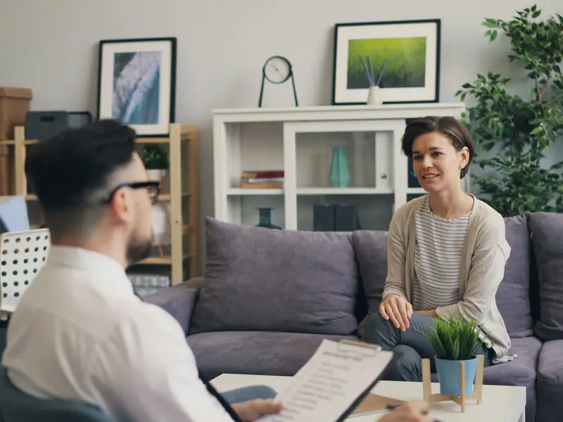 Asesor de seguros conversando en español con una clienta hispana
