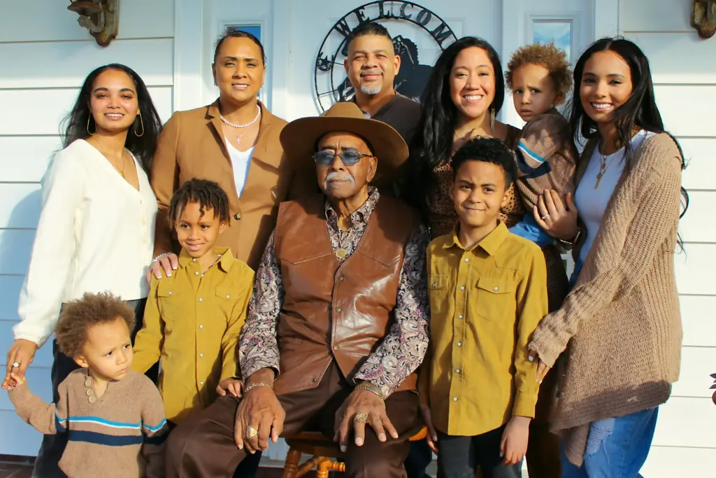 Familia hispana de varias generaciones reunida frente a su hogar en USA