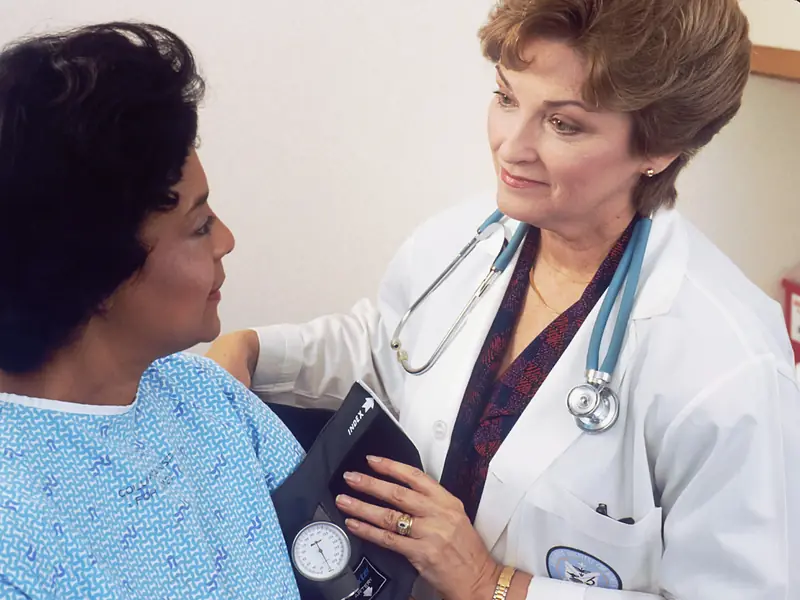 Doctora atendiendo a una paciente hispana en su consulta médica en USA